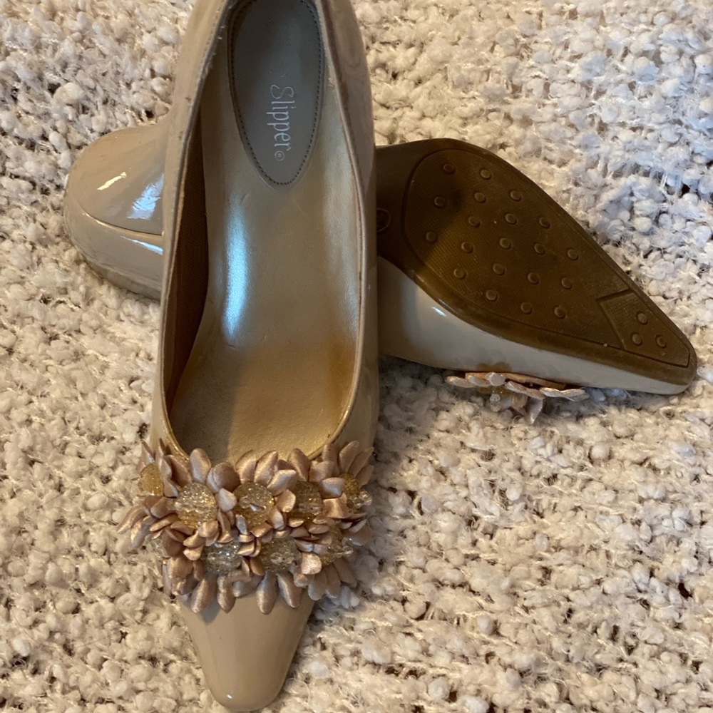 Super cute beige 3 inch heel shoes size 7.